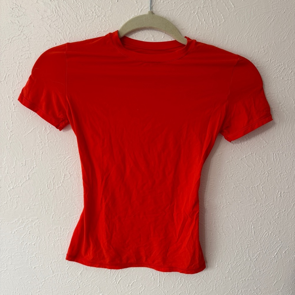 Skims Fits Everybody Tee in red